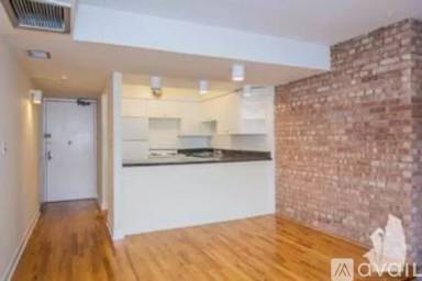 Main picture of 1220 N La Salle Dr