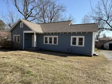 Main picture of 812 E College St