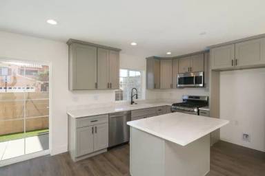 Main picture of 16385 Valencia Ave