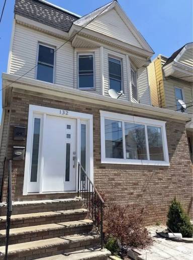 Main picture of 132 Bayview Ave