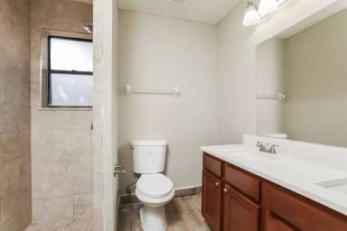 Main picture of 173 Lakeside Cir