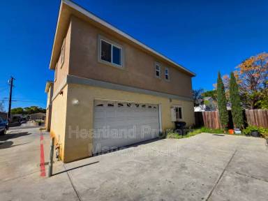 Main picture of 690 N Grape St