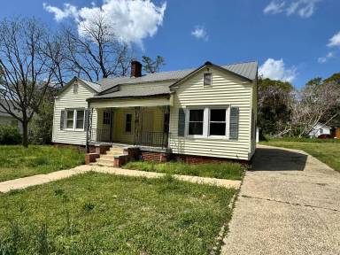 Main picture of 1011 Earl St