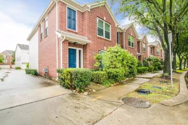Main picture of 914 W Heights Hollow Ln