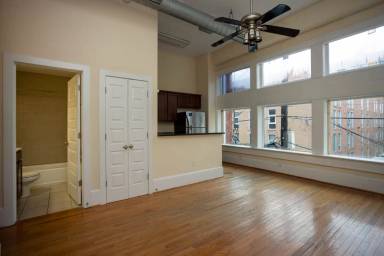 Main picture of 323 W Broad St