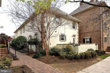 Main picture of 1015 N Pitt St