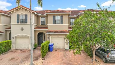 Main picture of 1082 NW 33rd Mnr