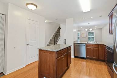 Main picture of 6850 Ducketts Ln