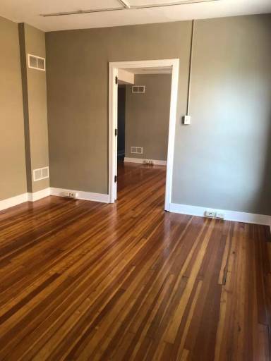 Main picture of 104 W Chestnut St