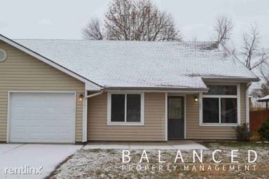 Main picture of 105 E Lake St
