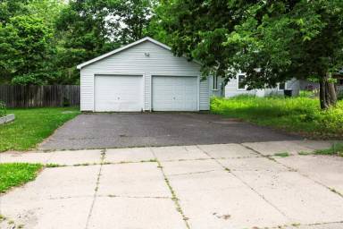 Main picture of 820 10th St E