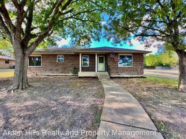 Main picture of 400 Mack Hollimon Dr