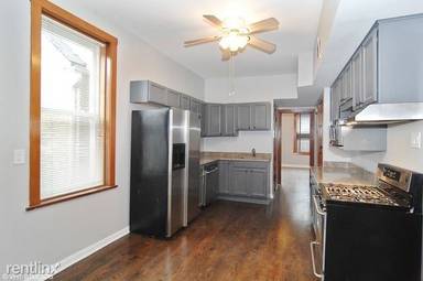 Main picture of 2034 W Homer St