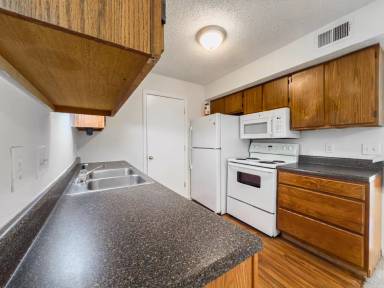 Main picture of 733 S Parker Dr
