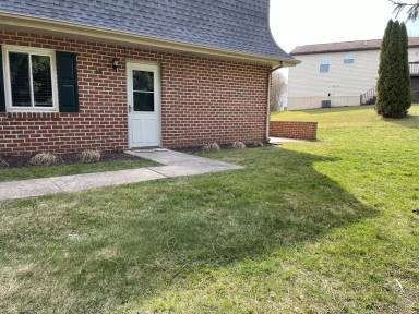 Main picture of 40 Glenview Dr