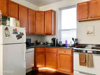 Main picture of 2065 N Hoyne Ave
