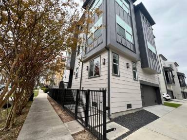 Main picture of 1537 W 24th St