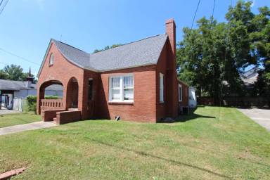 Main picture of 234 Saluda St