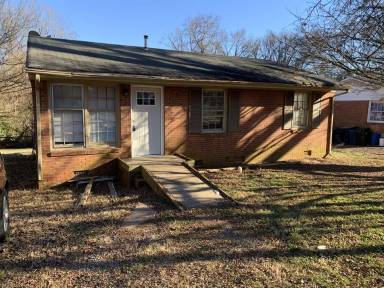 Main picture of 19418 Meridian St