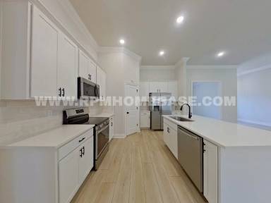 Main picture of 2700 Louis Cir