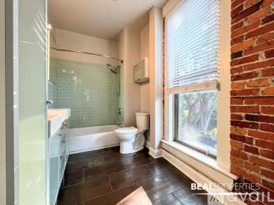 Main picture of 2220 N Clark St