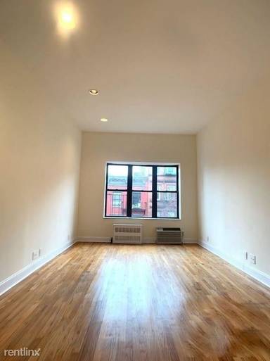 Main picture of 225 E 10th St
