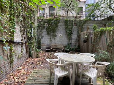 Main picture of 216 E 90th St