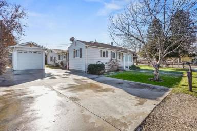 Main picture of 101 E Woodvine St
