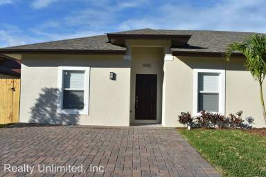 Main picture of 1542 W 26th Ct