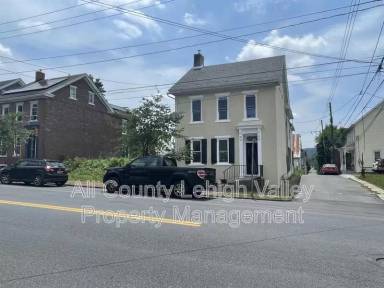 Main picture of 122 E Goepp St