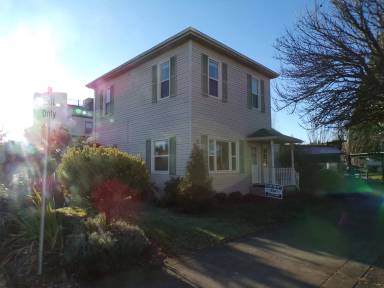 Main picture of 16186 SW 1st St