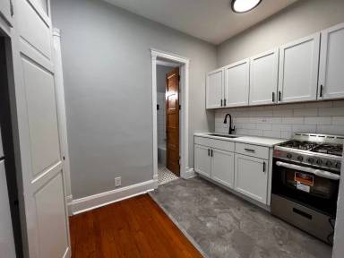 Main picture of 815 W Belle Plaine Ave