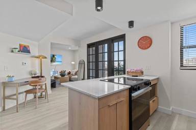 Main picture of 4166 Lindell Blvd