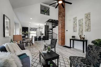 Main picture of 829 N Oxford St