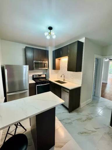 Main picture of 1832 W Greenleaf Ave