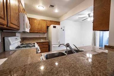 Main picture of Glen Oaks Square