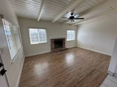 Main picture of 2949 E Laurel Ave