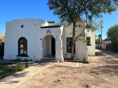 Main picture of 425 N 17th Dr