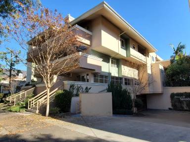 Main picture of 120 S Mentor Ave