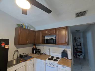 Main picture of 6581 Hayes St