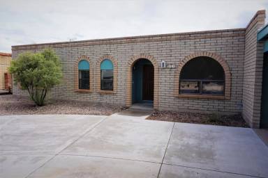 Main picture of 564 Camelot Dr