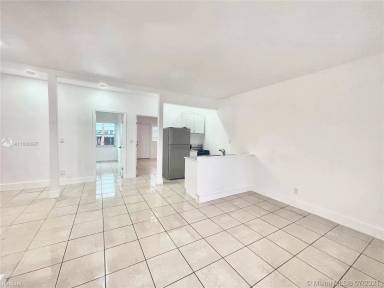 Main picture of 8135 Crespi Blvd