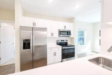 Main picture of 300 Lennox Dr