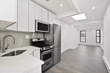 Main picture of 694 Henry St