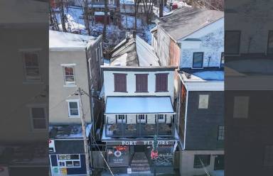 Main picture of 425 Delaware Ave