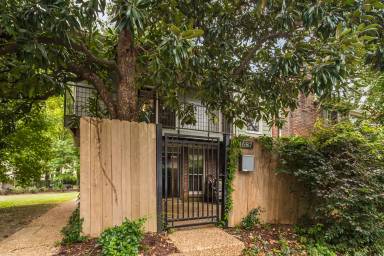 Main picture of 1687 Regents Park Dr