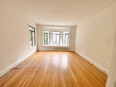 Main picture of 2190 Bay St
