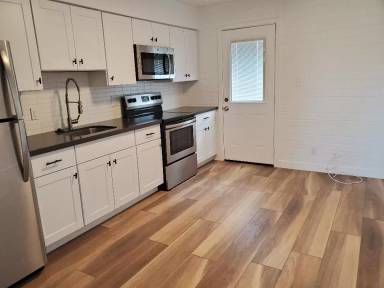 Main picture of 142 N Elm St