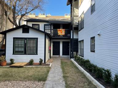 Main picture of 912 W 22nd 1/2 St