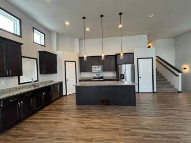 Main picture of 1010 27th Ave W